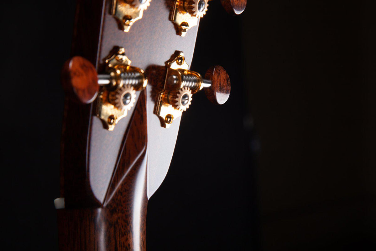 Bourgeois OMC Custom Large Sound Hole Aged Tone Bear Claw over Figured Mahogany #8837 - Bourgeois Guitars - Heartbreaker Guitars