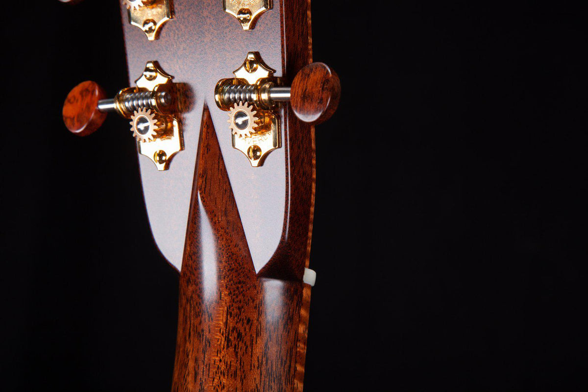 Bourgeois OMC Custom Large Sound Hole Aged Tone Bear Claw over Figured Mahogany #8837 - Bourgeois Guitars - Heartbreaker Guitars